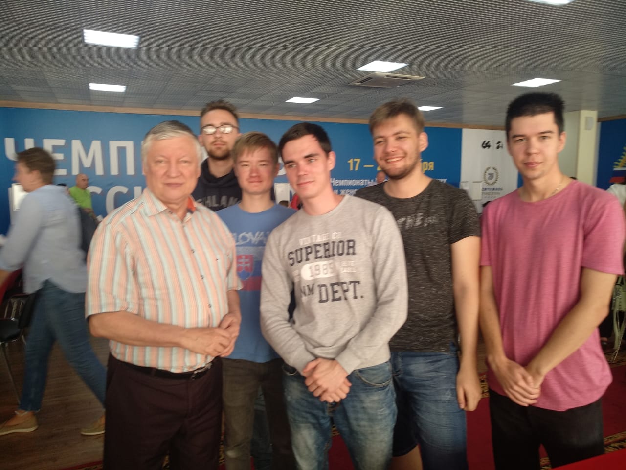 Сборная команда Chess-transit с Анатолием Карповым в Сочи на Чемпионате России. Капитаны команд в Cyber Chess-transit - (слева направо) Глеб Апрышко, Алишер Сулейменов, Михаил Брякин, Владимир Захарцов, Савелий Голубов
