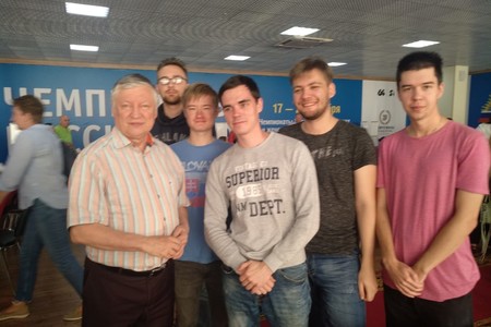 Сборная команда Chess-transit с Анатолием Карповым в Сочи на Чемпионате России. Капитаны команд в Cyber Chess-transit - (слева направо) Глеб Апрышко, Алишер Сулейменов, Михаил Брякин, Владимир Захарцов, Савелий Голубов